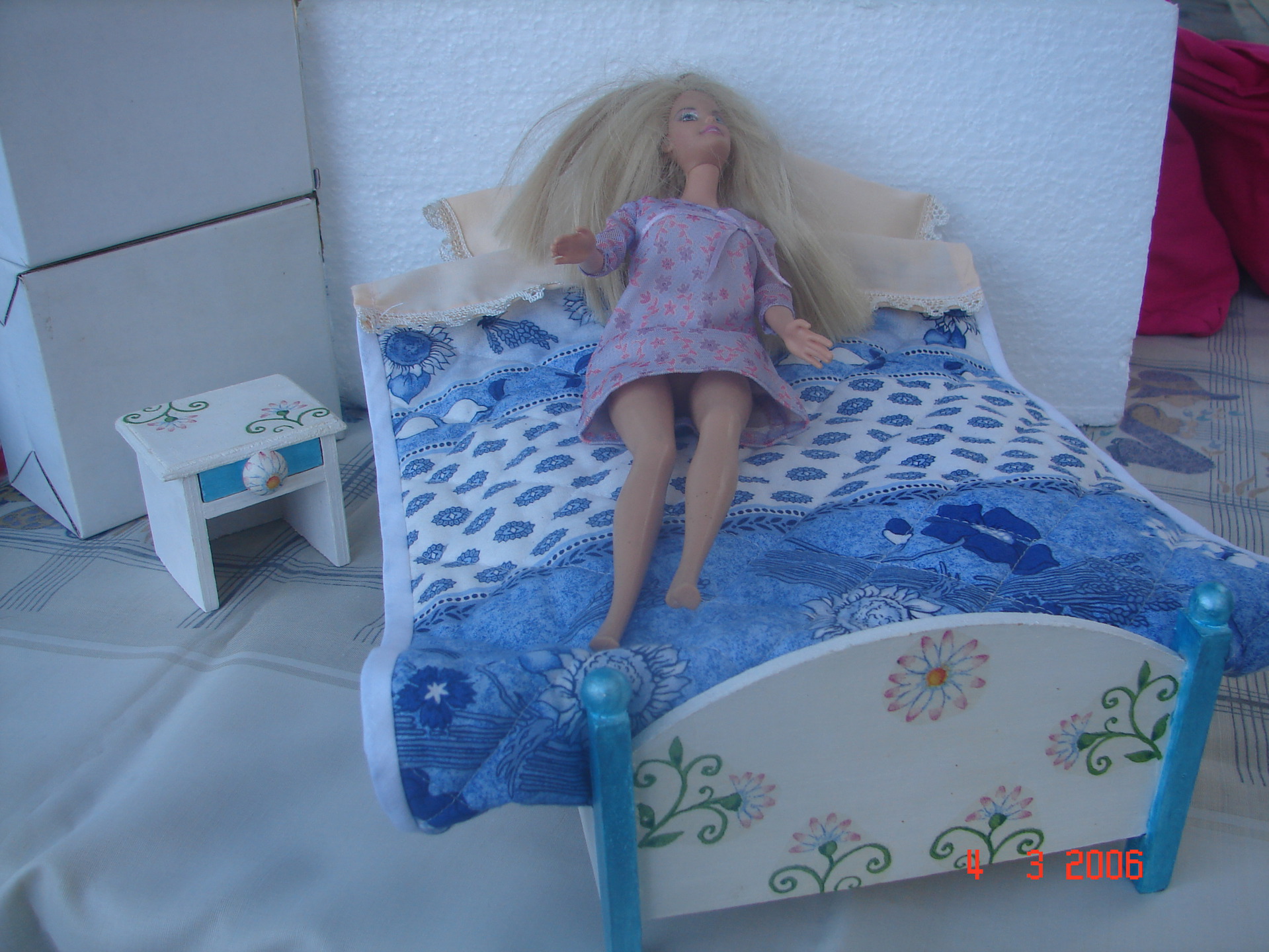 Barbie au lit Coloriage Fille