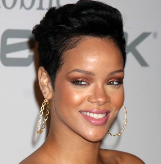 Rihanna cheveux courts