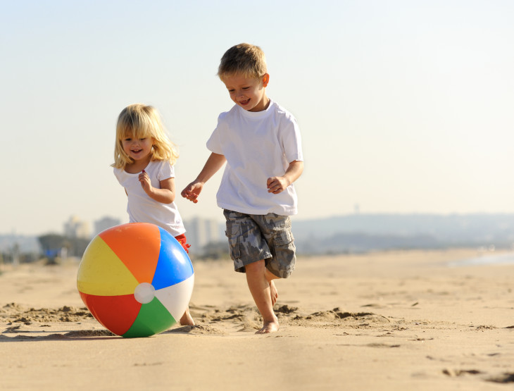 Disegno di Bambino in spiaggia da colorare