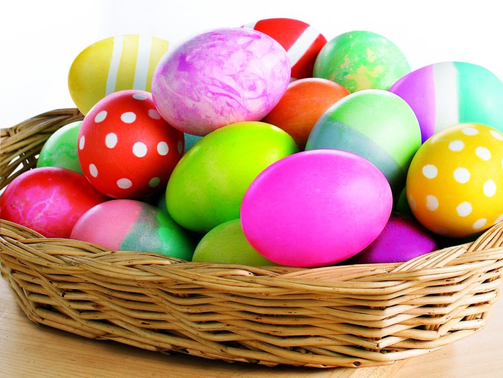 Disegno di Uova di Pasqua in un cestino da colorare