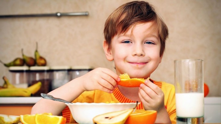 Disegno di Il ragazzo fa colazione da colorare