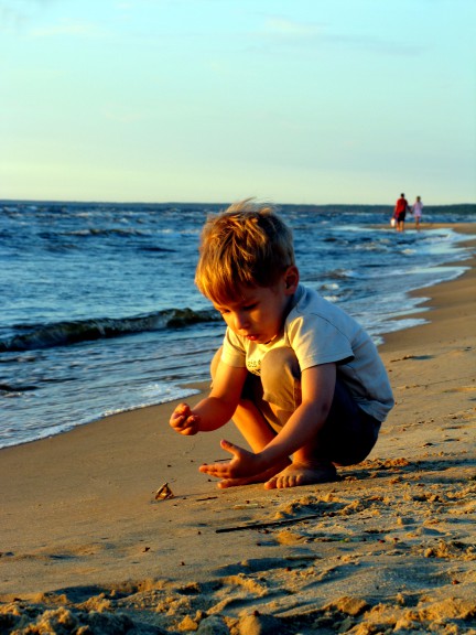 Disegno di Ragazzo in spiaggia da colorare