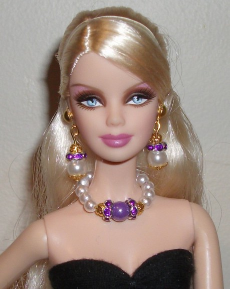 Disegno di Barbie con gioielli da colorare