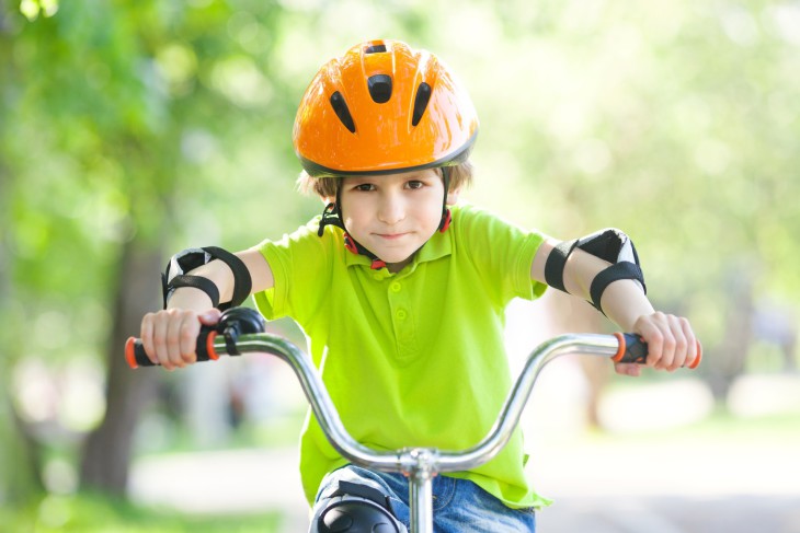 Disegno di Bambino in bicicletta da colorare