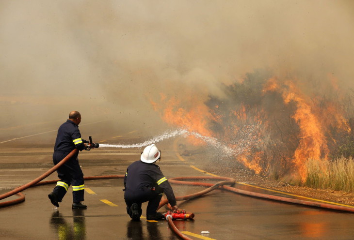 Disegno di Pompiere che spegne un incendio da colorare