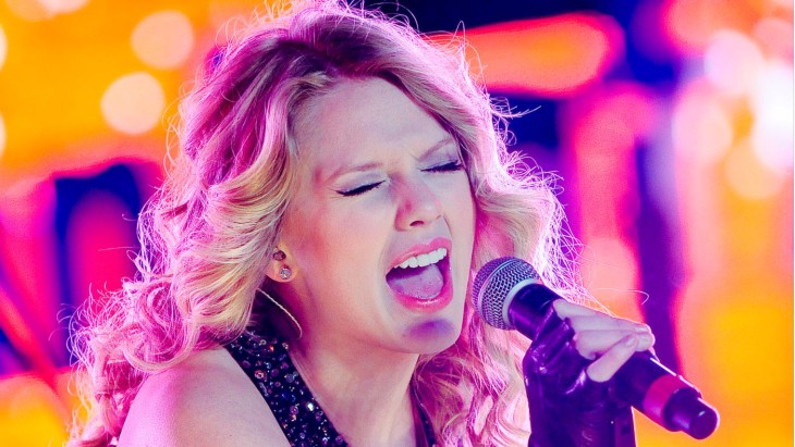 Taylor Swift chante