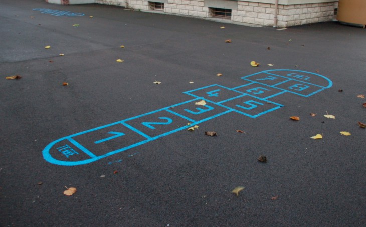 Disegno di Cortile della scuola da colorare