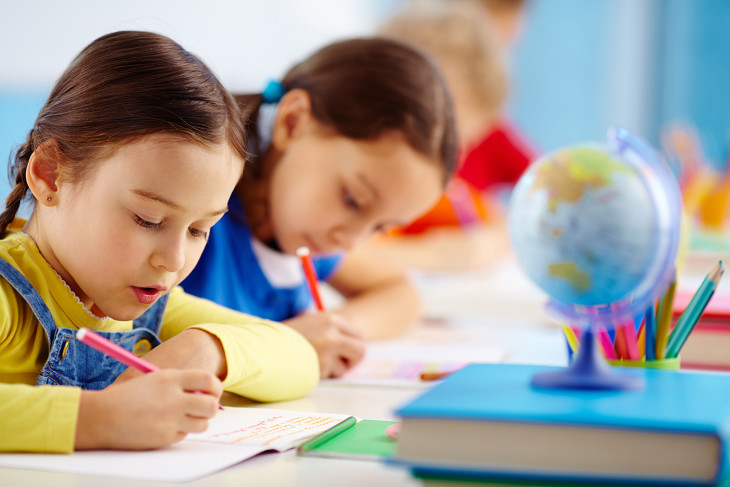 Disegno di Il bambino che impara a scrivere da colorare