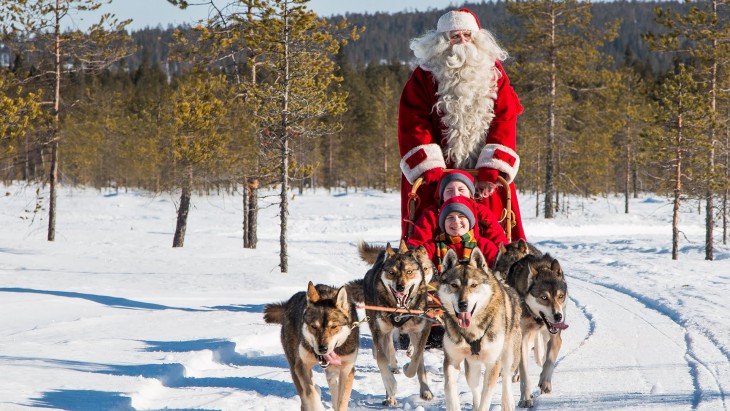 Disegno di Babbo Natale e un cane da colorare